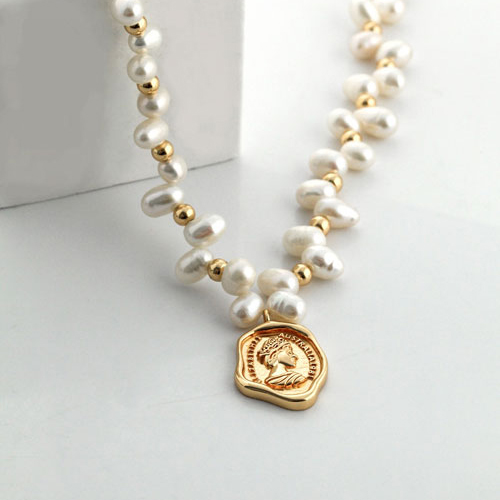 pearl necklace with pendant